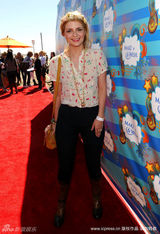 幻灯图：米莎-巴顿临时充当服务生 仿佛丛林仙子