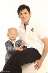 组图：杨志刚父子温馨写真 大头儿子小头爸爸 