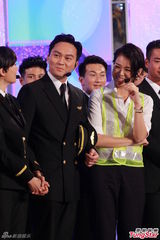 高清图：《冲上云霄2》庆功 张智霖跪吻陈法拉