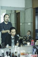 组图：莫文蔚入行20年展览全裸美背金色诱惑