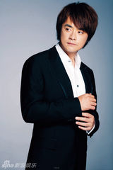 幻灯图：黄格选劲酷黑衣写真 模特气质获称赞