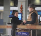 组图：袁莉携洋老公现身机场 素颜扎辫身材发福