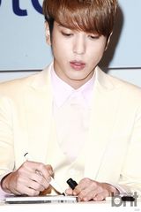 组图：韩团CNBLUE办专辑签名会 成员手持玫瑰