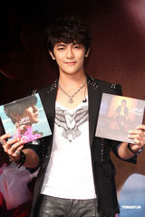 组图：汪东城生日蓝心湄送香吻 曝其“到处睡”