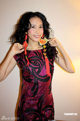 幻灯图：莫文蔚耳挂金鱼爆竹贺岁 祝网友虎虎生蔚