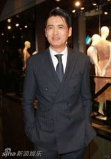 组图：周润发携妻恩爱亮相 瘦身明显否认厌食