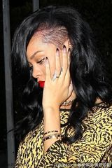 组图：蕾哈娜阴阳头没自信 对狗仔比中指表不满