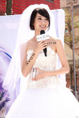 幻灯图：名模隋棠披婚纱亮相 娇俏可人身材窈窕