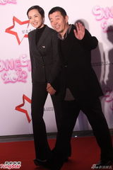 组图：星美千易周年庆典 宁静脱外套秀双峰