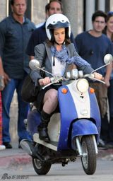 幻灯图集：安妮-海瑟薇新片变身机车女