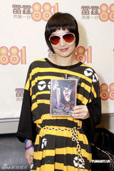 幻灯组图：何超仪个性洒脱 戴墨镜现身推销新唱片