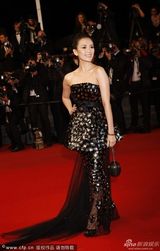 组图：章子怡戛纳走秀抹胸长裙秀美肩
