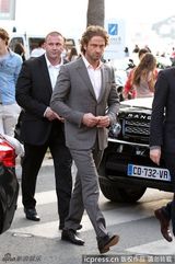 组图：杰拉德-巴特勒曝街头照 西装革履一脸严肃