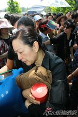 高清组图：罗京妻子悲痛泪别 儿子哥哥捧遗像送行