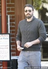 组图：阿弗莱克大胡子男人味十足 夫妇共度二人世界