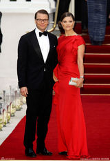 组图：威廉王子婚前晚宴 各国皇室成员盛装出席 