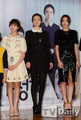 组图：崔智友全黑装庄重宣传《可疑的家政妇》