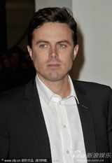 《我仍在这里》首映 导演卡西与影迷亲切玩自拍 