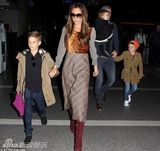 组图：贝克汉姆一家现身机场 小七穿斗篷萌态十足