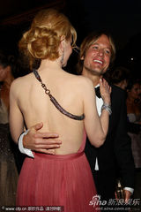 组图：妮可戛纳走秀风情露背 真空激凸艳光四射