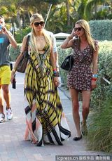 组图：帕丽斯-希尔顿胸部缩水 手臂现皱纹疑抽脂