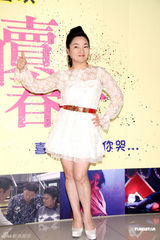 幻灯图：《拍卖春天》首映 白灵真空上阵性感抢镜