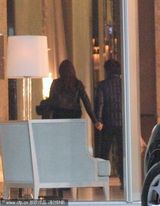 幻灯图：吴佩慈与男友甜蜜同居 牵手购物秀恩爱