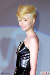 组图：桂纶镁金发造型示人 舞台上大玩变装秀