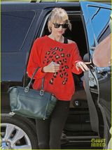 组图：泰勒斯威夫红外套出街露香肩