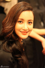 组图：张歆艺亮相大连时装周 卷发造型如芭比娃娃