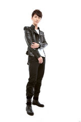 组图：邵斯文生日当天推写真 唱作型男年末华丽转身