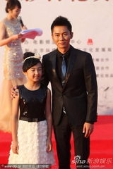 组图：李晨携《唐山大地震》小演员走红毯