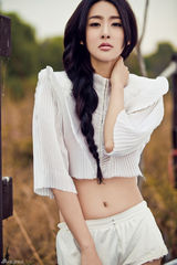 组图：贾青最新写真 露脐装热裤秀美腿