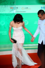 组图：上海电视节红毯 女星频遭踩裙男星忙护花
