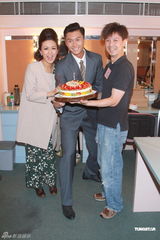 组图：王浩信生日上演舞台剧 女友送旅行箱计划出游