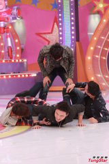 组图：Lollipop F录制《奖门人》凹造型爆笑