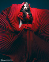 组图：潘辰新专辑造型曝光 红色百褶裙展露大气