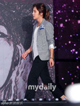 组图：张根硕将亚洲巡演 出席活动献飞吻