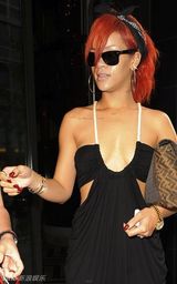 组图：蕾哈娜真空吊带长裙亮相 胸前春光无限