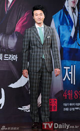 组图：《九家之书》发布 秀智露背李升基帅气