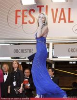 组图：莎朗斯通不服老 深V长裙袒露八字奶