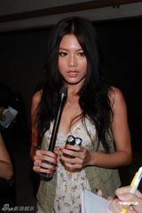 组图：《猛鬼爱情故事》热拍 周秀娜带伤上阵