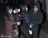 幻灯图集：朱莉和皮特带着两子女黑衣夜游