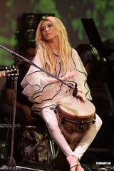 组图：戴佩妮新专辑成绩亮眼 Live演唱会圣诞气氛浓