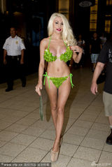 组图：嫩模史达登穿生菜比基尼 吃热狗秀篮球奶