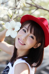 组图：贾青最新夏日写真 演绎时尚达人小资风采