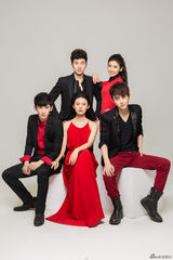 组图：橙天艺人全家福 红黑主题写真温暖贺岁