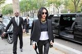 组图：尚雯婕赴巴黎参加时装周 黑人保镖护驾