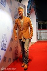 组图：吴樾红毯白发抢镜 12月21日和家人一起过