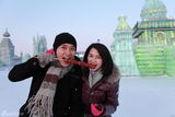 组图：洪欣张丹峰拍冰雪写真秀欢乐甜蜜